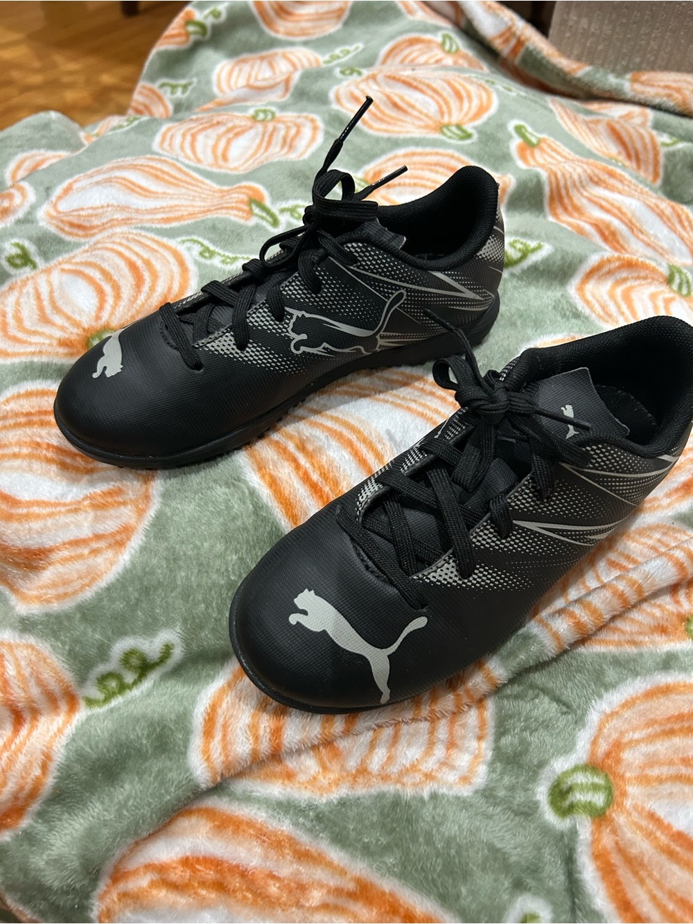 Puma Kids Black Indoor cleats Sneakers 1.5y